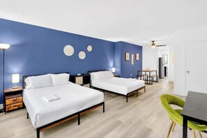 Iron/ironing board, WiFi, bed sheets - Cozy Miami Beach Studio with 2 Queens + Work Space (Miami Beach)
