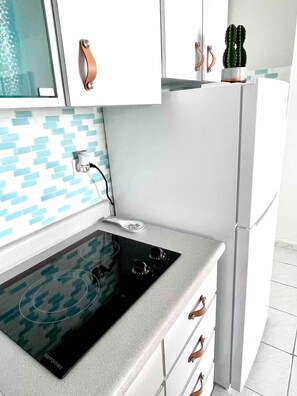 Een koelkast, een magnetron, een kookplaat