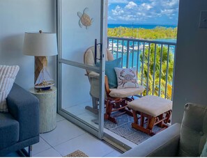 Een smart-tv en boeken