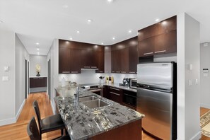 Fridge, microwave, oven, stovetop - Songhees Sunrise (Victoria)