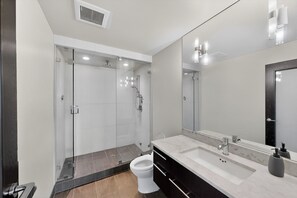 Shower, hair dryer, towels, toilet paper - Songhees Sunrise (Victoria)