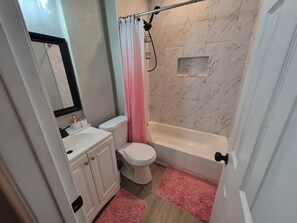 Sèche-cheveux, serviettes fournies, savon, papier toilette