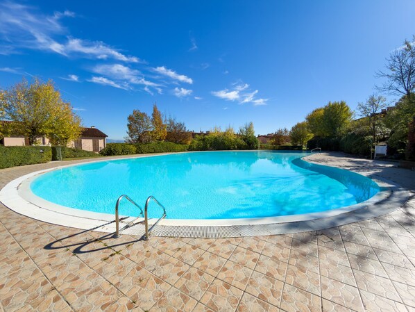 Unclassified image, 1 of 32, button