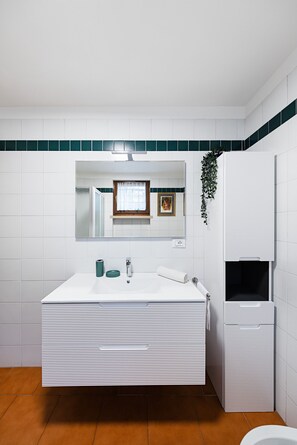 Douche, séchoir à cheveux, bidet, serviettes fournies