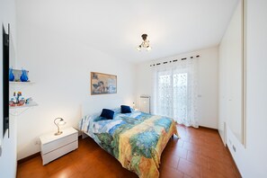 2 bedrooms, iron/ironing board, travel cot, free WiFi