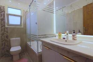Douche, sèche-cheveux, serviettes fournies, savon