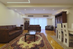 Living area - 3BR private garden+swimming pool in close Gated compound. Close to AUC+Hyde-park (Cairo Governorate)