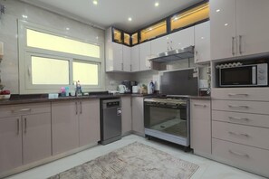 Private kitchen - 3BR private garden+swimming pool in close Gated compound. Close to AUC+Hyde-park (Cairo Governorate)
