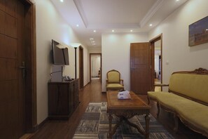 Interior - 3BR private garden+swimming pool in close Gated compound. Close to AUC+Hyde-park (Cairo Governorate)
