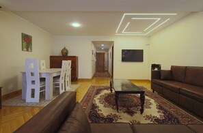 Living area - 3BR private garden+swimming pool in close Gated compound. Close to AUC+Hyde-park (Cairo Governorate)