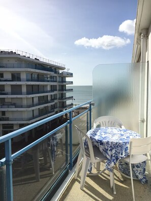 Outdoor dining - T3 4/6p Side sea view Terrace 30m from the Beach (La Baule-Escoublac)