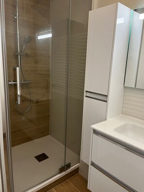 Shower, hair dryer, towels, soap - T3 4/6p Side sea view Terrace 30m from the Beach (La Baule-Escoublac)