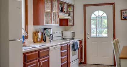 Creekside Cottage: Private Hot Tub, Fenced Yard