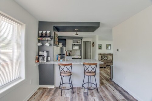 Creekside West: Private Hot Tub, Quiet Retreat