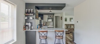 Creekside West: Private Hot Tub, Quiet Retreat