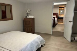 3 slaapkamers, een strijkplank/strijkijzer, wifi, beddengoed