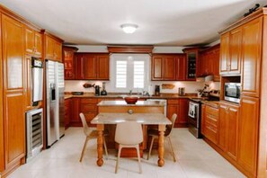 Frigorífic, microones, forn i placa de cuina 