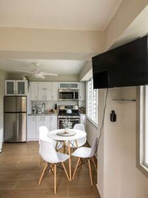 冷蔵庫、電子レンジ、オーブン、コンロ