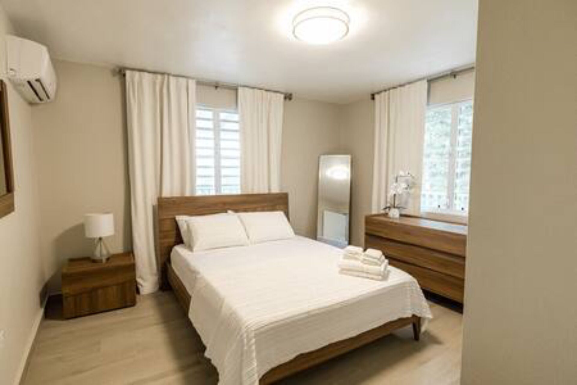 3 bedrooms, iron/ironing board, WiFi, bed sheets