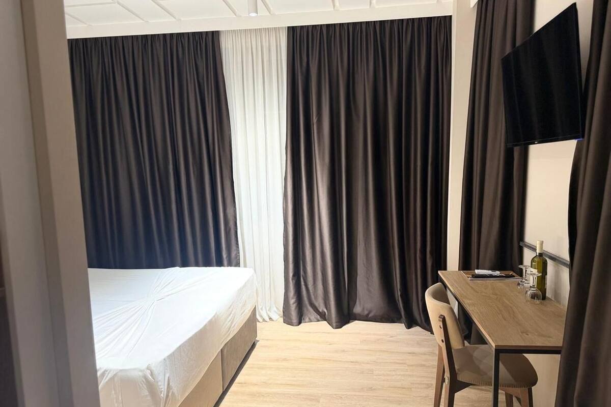 Dobbelt- eller tomannsrom, balkong, byutsikt