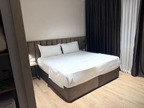 Dobbelt- eller tomannsrom, balkong, byutsikt