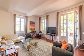 TV - Le Château Trians est un lieu d’exception, parfait pour célébrer votre mariage dans un cadre à la fois élégant et empreint d’authenticité. (Néoules)