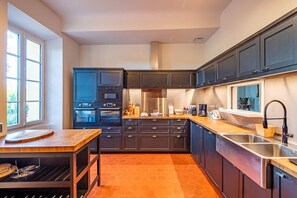 Fridge, microwave, oven, dishwasher - Le Château Trians est un lieu d’exception, parfait pour célébrer votre mariage dans un cadre à la fois élégant et empreint d’authenticité. (Néoules)