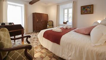 21 bedrooms, iron/ironing board, WiFi, bed sheets