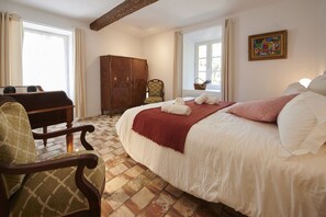 21 bedrooms, iron/ironing board, WiFi, bed sheets