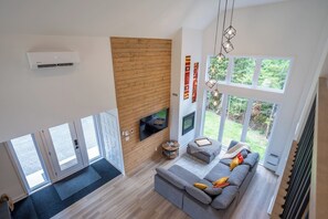 Tv, eldstad, bordsfotboll och en stereo