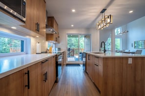 Fridge, microwave, oven, dishwasher - Le Kouzy - Spa, Foosball, Pool table, Game Room (Sainte-Lucie-des-Laurentides)