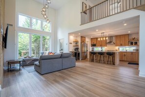 TV, fireplace, table football, stereo - Le Kouzy - Spa, Foosball, Pool table, Game Room (Sainte-Lucie-des-Laurentides)