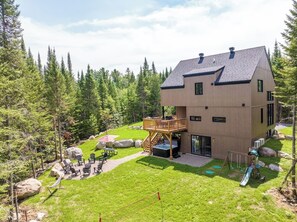 Een modern herenhuis met terras, zitplaatsen buiten en een jacuzzi.