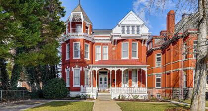 ‘Queen Anne Manor' in Old West End w/ Elevator