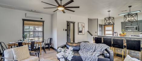 Televisie, een open haard en boeken