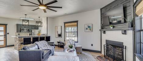 TV, caminetto, libri