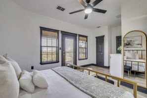 2 slaapkamers, een bureau, een strijkplank/strijkijzer, reisbedje