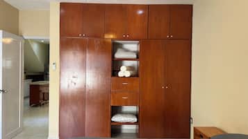 4 quartos, ferros/tábuas de passar roupa, acesso à internet