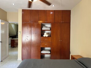 4 soverom, strykejern/-brett, internettilgang og sengetøy