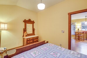 2 bedrooms, desk, internet, bed sheets