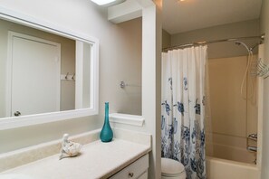 Hair dryer, towels - Sun, Surf & Sand in Fort Walton Beach! Cozy Condo (Fort Walton Beach)
