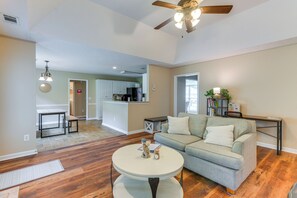 Télévision, cheminée, livres