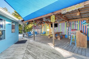 Outdoor dining - Sun & Sand in St Pete! Family Home w/ Tiki Bar (St. Petersburg)