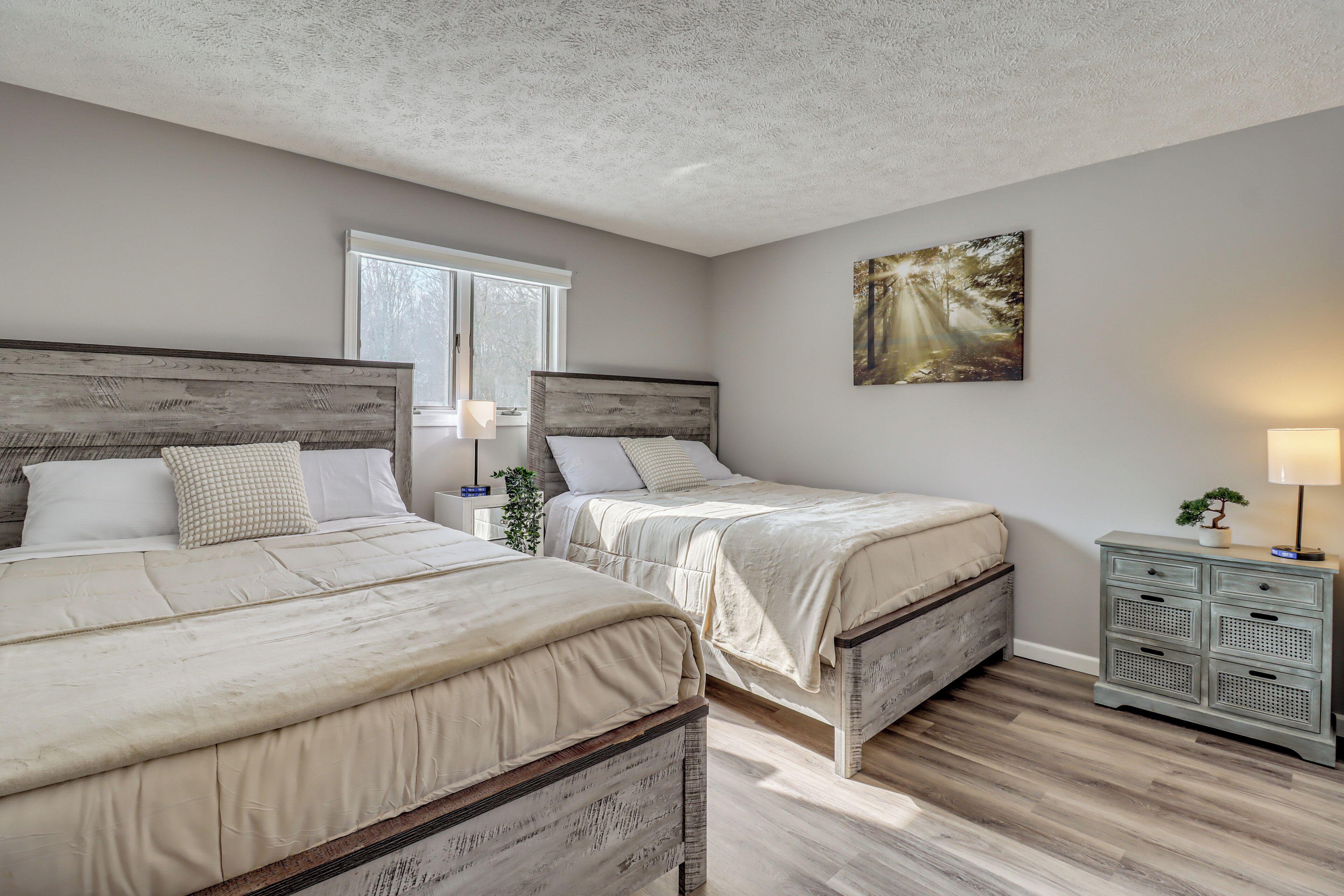 3 habitaciones, tabla de planchar con plancha y cuna de viaje 