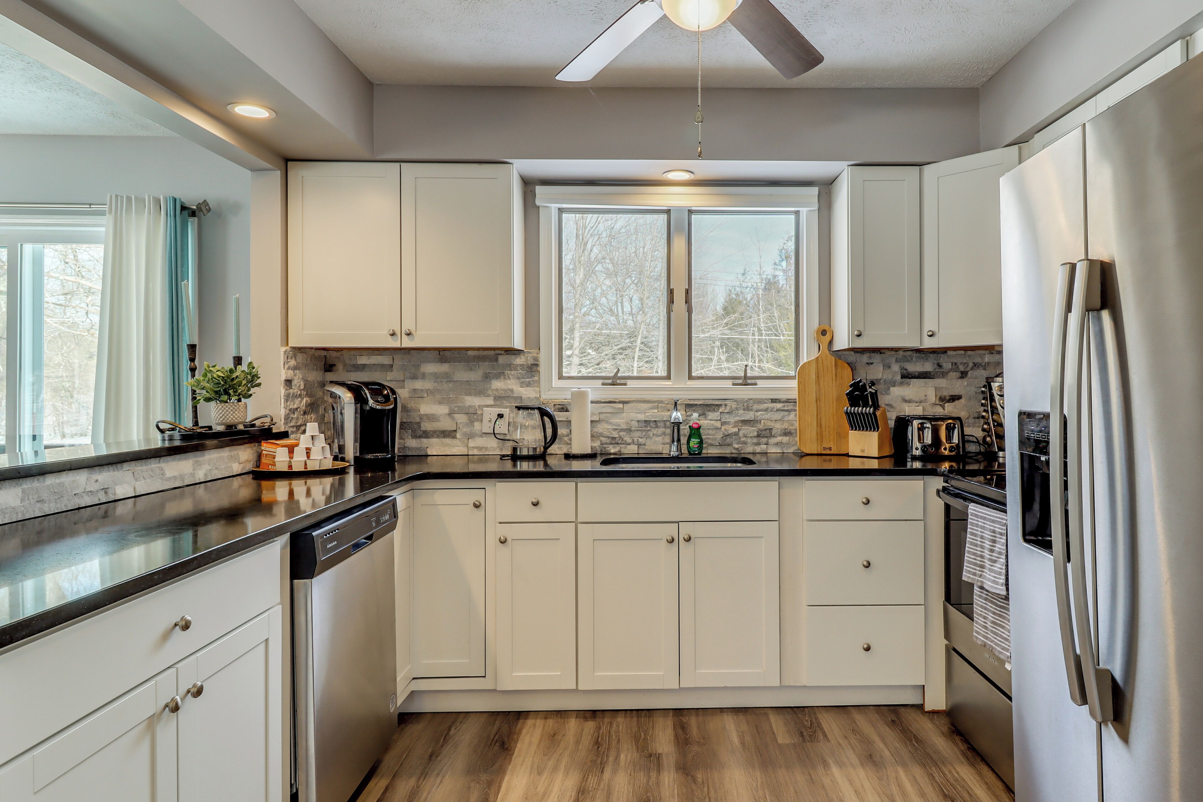 Réfrigérateur, four à micro-ondes, surface de cuisson, lave-vaisselle