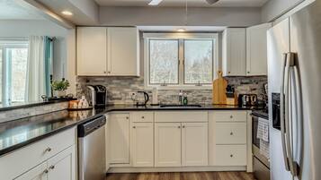 Réfrigérateur, four à micro-ondes, surface de cuisson, lave-vaisselle