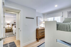 Ein Schlafzimmer mit einem Bett, einem Schminktisch und einem Kleiderständer.