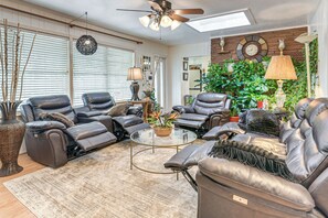 Interior - Shop, Dine & Explore: Home 3 Mi to NRG Stadium (Houston)