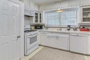 Fridge, microwave, stovetop, dishwasher - Shop, Dine & Explore: Home 3 Mi to NRG Stadium (Houston)