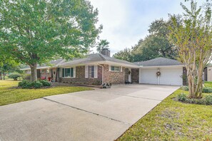 Exterior - Shop, Dine & Explore: Home 3 Mi to NRG Stadium (Houston)